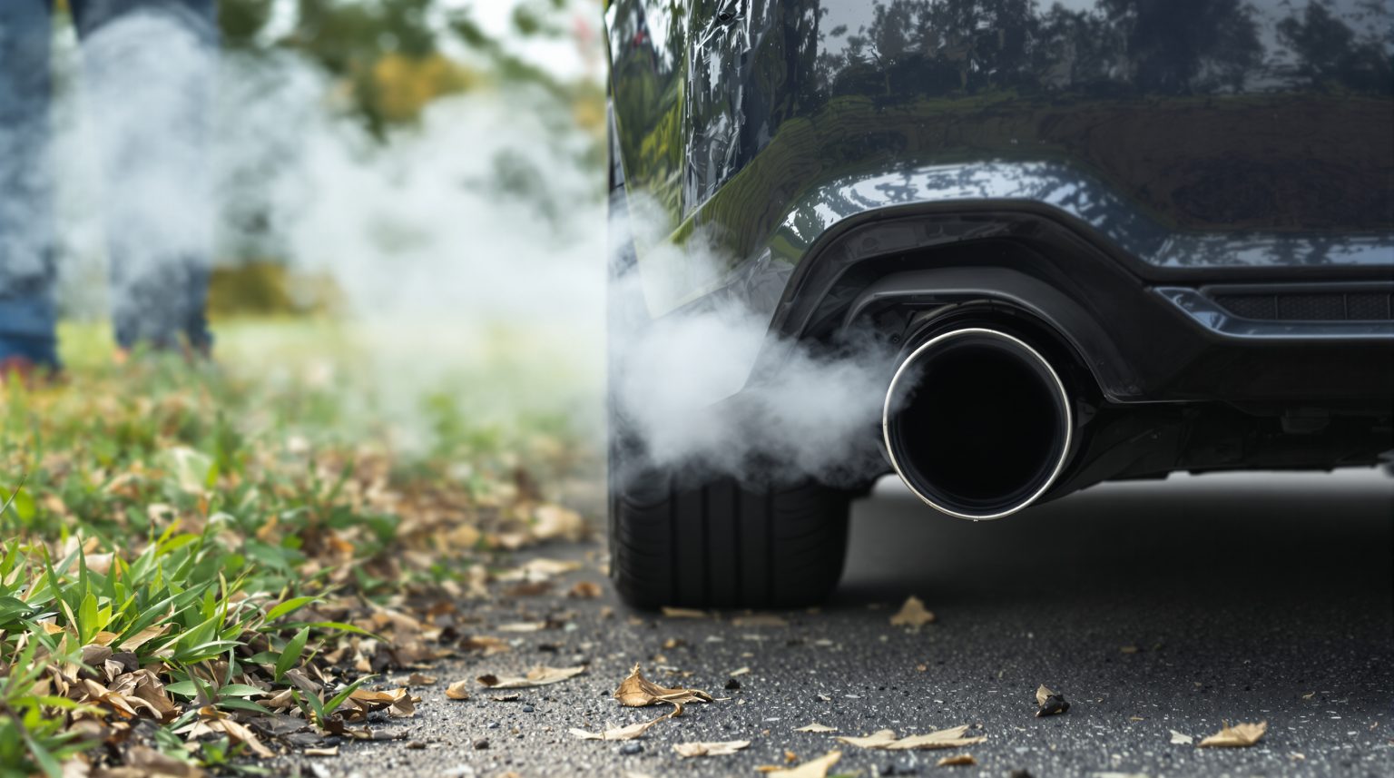 Ma voiture fume blanc et sent mauvais : Découvrez les causes et solutions immédiates !
